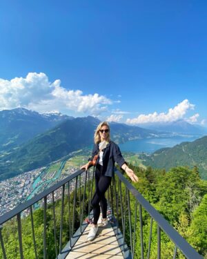 Jennifer Hoffman Instagram - Slechts zes uurtjes achteroverleunen in een trein en je bent er al: Zwitserland. 🇨🇭 Over land en water verkende de crew dit prachtige Alpenland vol reusachtige bergen, heldere meren, serene dorpen en groene valleien. 🌄

Zin om weg te dromen? Kijk op NPO Start of check de link in bio. 🔗