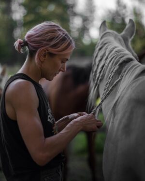 Jennifer Landon Instagram - My favorite thing about my job is how we get to live during our downtime.
📸: @abbylinne
 #yellowstonetv 
#ranch 
#horses 
@yellowstone
