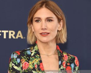 Jennifer Landon Instagram - Man, oh man! I love the humans I work with and I was just so glad to see them get recognized for their work. What an honor it has been to be a tiny part of it.  Thank you to @aliceandolivia for my suit, picked out by @carlahacken. Hair styled by @ramontgarcia with cut by @anhcotran and color by @chadkenyon. Makeup by @timmackaybeauty.
#sagawards #yellowstone @yellowstone
Ps last pic is my realizing a lifelong dream of integrating a thumbs up into a red carpet pose.