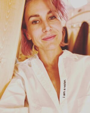 Jennifer Landon Instagram - #vote ❤️🔥🇺🇸 I love voting!!!! Always have. 
If you forgot to register and think you missed the boat, quite a few states allow same day registration on November 3rd including Montana, Maine, Colorado, etc. Look up your state guidelines. Link in bio!