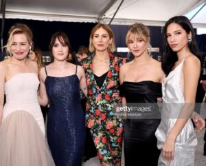 Jennifer Landon Instagram - Man, oh man! I love the humans I work with and I was just so glad to see them get recognized for their work. What an honor it has been to be a tiny part of it.  Thank you to @aliceandolivia for my suit, picked out by @carlahacken. Hair styled by @ramontgarcia with cut by @anhcotran and color by @chadkenyon. Makeup by @timmackaybeauty.
#sagawards #yellowstone @yellowstone
Ps last pic is my realizing a lifelong dream of integrating a thumbs up into a red carpet pose.