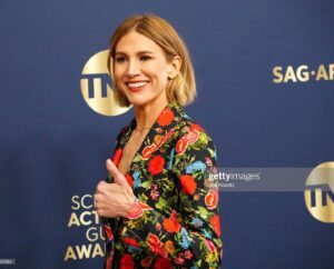 Jennifer Landon Instagram - Man, oh man! I love the humans I work with and I was just so glad to see them get recognized for their work. What an honor it has been to be a tiny part of it.  Thank you to @aliceandolivia for my suit, picked out by @carlahacken. Hair styled by @ramontgarcia with cut by @anhcotran and color by @chadkenyon. Makeup by @timmackaybeauty.
#sagawards #yellowstone @yellowstone
Ps last pic is my realizing a lifelong dream of integrating a thumbs up into a red carpet pose.