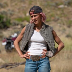 Jennifer Landon Instagram - Last week we learned what happens when you call Teeter a hick.
What mayhem is in store for episode 5 of Yellowstone? 
 I can’t say much, but @hassieharrison is gonna help us find out.

@yellowstone @paramountnetwork #yellowstonetv #yellowstonepark
