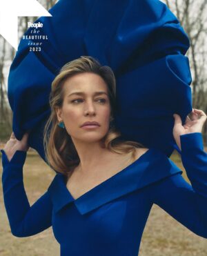 Jennifer Landon Instagram - Thank you @people for including me in a group of women for whom I have so much respect and admiration.  They are as wise as they are kind.  And as kind as they are beautiful. Interview link in bio 
Photo genius @jonnymarlow was a dream to work with.
Hair god @timmuir801 worked all his magic and made me feel so good and free.
@brenrobertsonbeauty swooped in and made the makeup 🔥. And styled by the great @heidimeek 
@yellowstone @1923official @people @piperperabo @kelseyasbille @aminah.nieves @juliaschlaepfer 
#yellowstone #yellowstonetv #1923 #people #peoplemagazine