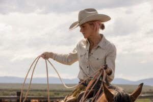 Jennifer Landon Instagram - It’s branding season on an all new episode of Yellowstone. Tomorrow night on @paramountnetwork 
#yellowstone #yellowstonetv @yellowstone @paramountnetwork @101studiosco