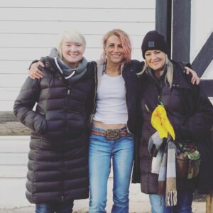 Jennifer Landon Instagram - This is @shannonkelseyhokama,  @kathymillslynch, and @abnergold. These are the ladies who created Teeter’s look and made an injury so real, I literally started passing out the first time I saw it.  Anyone who works in the industry knows that  hair and makeup teams are  never just beauticians, they are also, essentially, your on set therapists - keeping your secrets,  holding your feelings, cheering you on. 
You women are the cream of the crop. 
@yellowstone @paramountnetwork 
#yellowstonetv