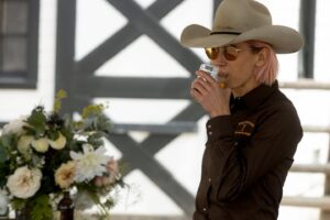 Jennifer Landon Instagram - Teeter gets real classy tonight on the season premier of Yellowstone. 
LET’S FINALLY GET TO WORK. 
 @yellowstone #yellowstonetv @101studiosco @paramountnetwork
