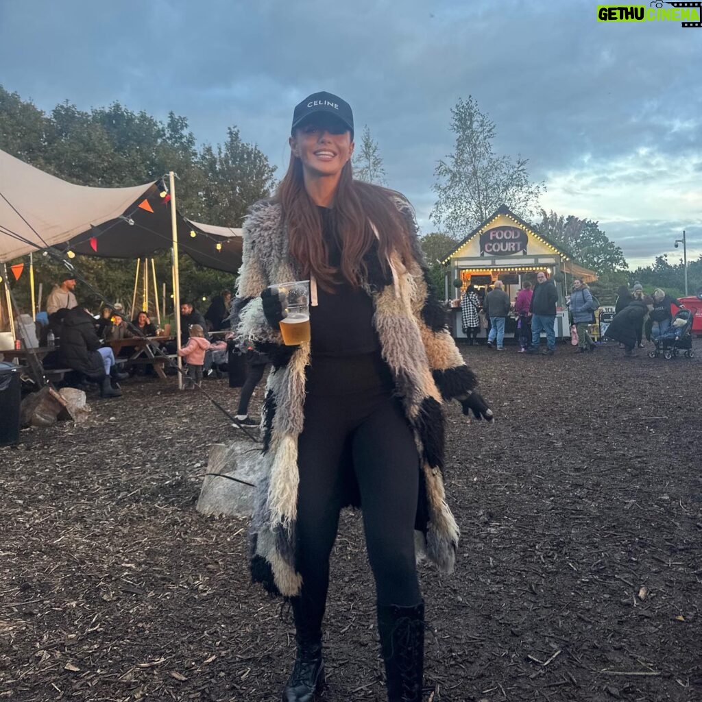 Jennifer Metcalfe Instagram - Filing our Halloween boots right up 😍😍 thank u @halloweenlakesidelighttrail for a great evening we loved it 🧟‍♂️🧟‍♀️🥳🥳 #ad