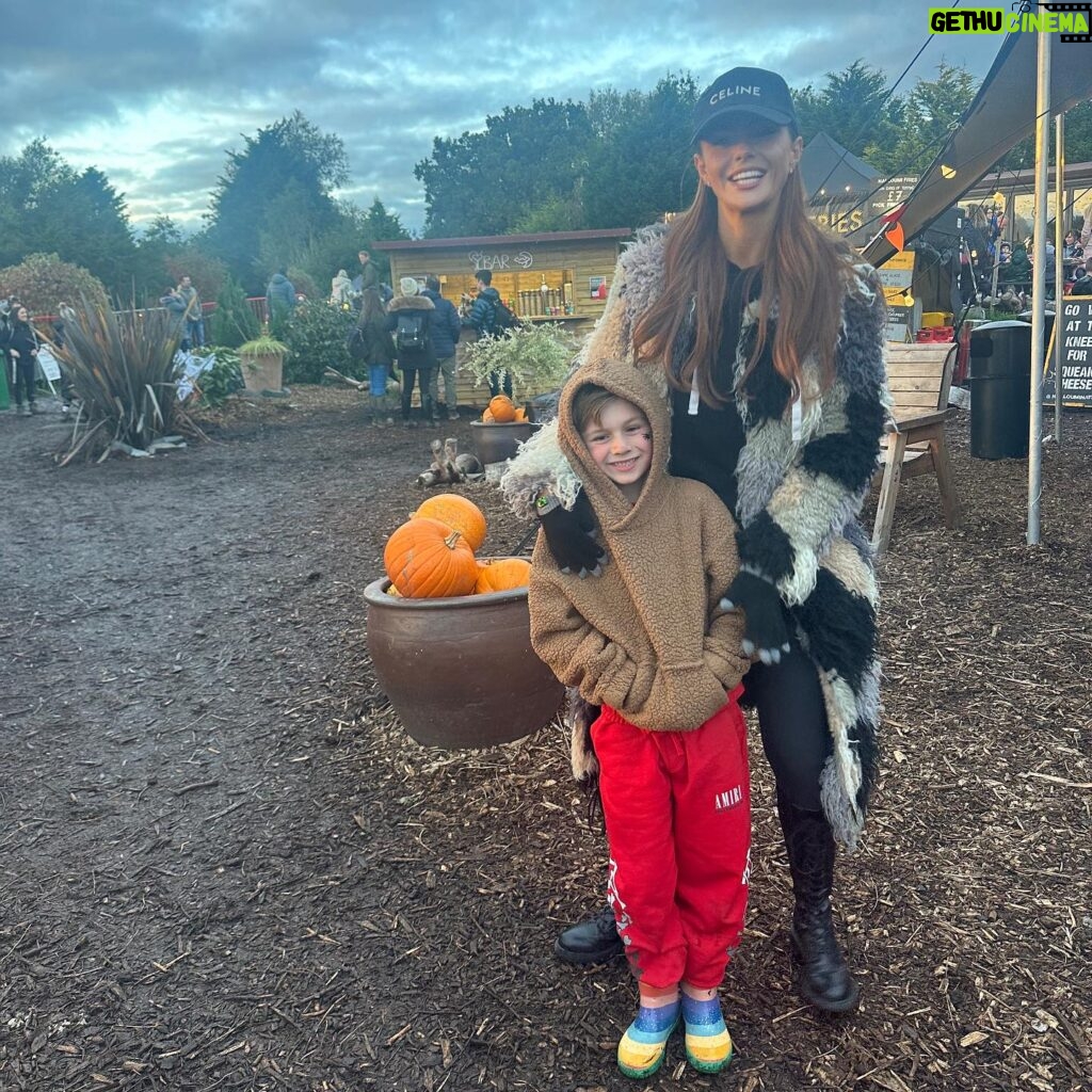 Jennifer Metcalfe Instagram - Filing our Halloween boots right up 😍😍 thank u @halloweenlakesidelighttrail for a great evening we loved it 🧟‍♂️🧟‍♀️🥳🥳 #ad