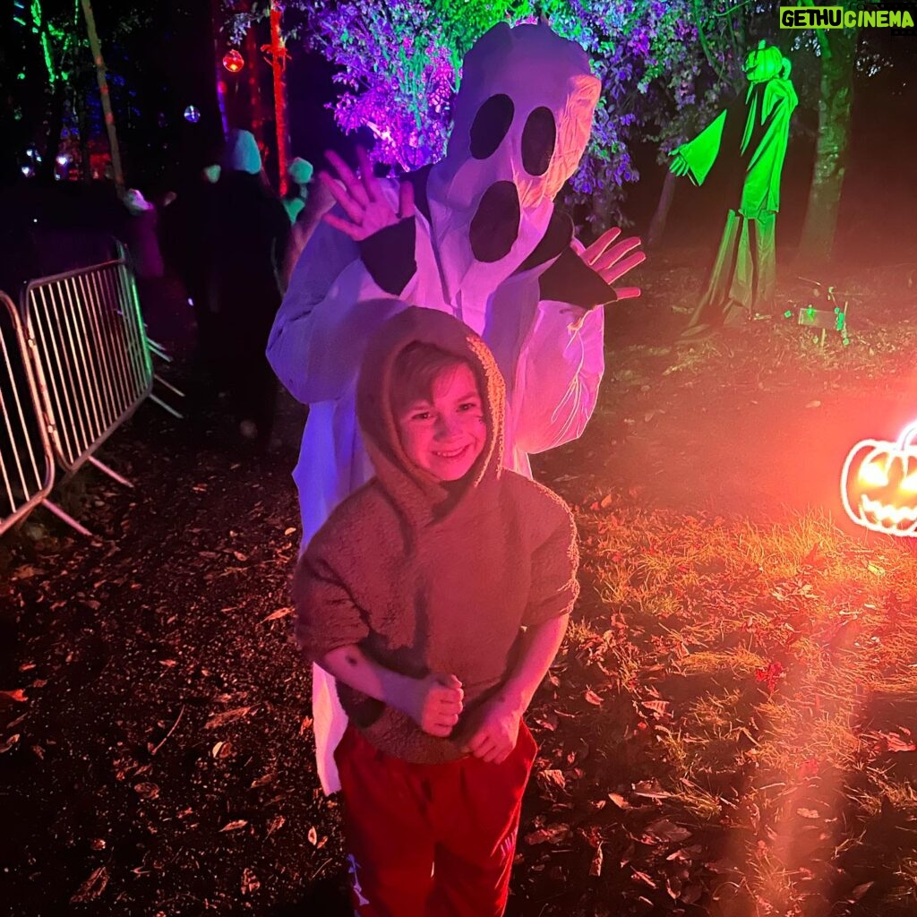 Jennifer Metcalfe Instagram - Filing our Halloween boots right up 😍😍 thank u @halloweenlakesidelighttrail for a great evening we loved it 🧟‍♂️🧟‍♀️🥳🥳 #ad