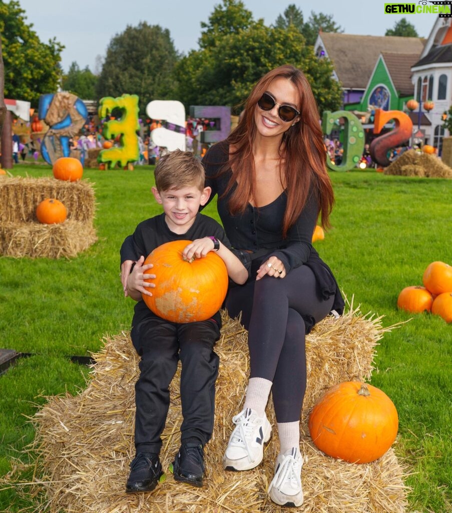 Jennifer Metcalfe Instagram - Kicking off Halloween season @altontowers with my boy 🥰 they know how to do it there 😅😅🧟‍♀️🧟‍♂️ 🎃 🍁 altontowers #scarefest #prinvite #ad @runraggeduk