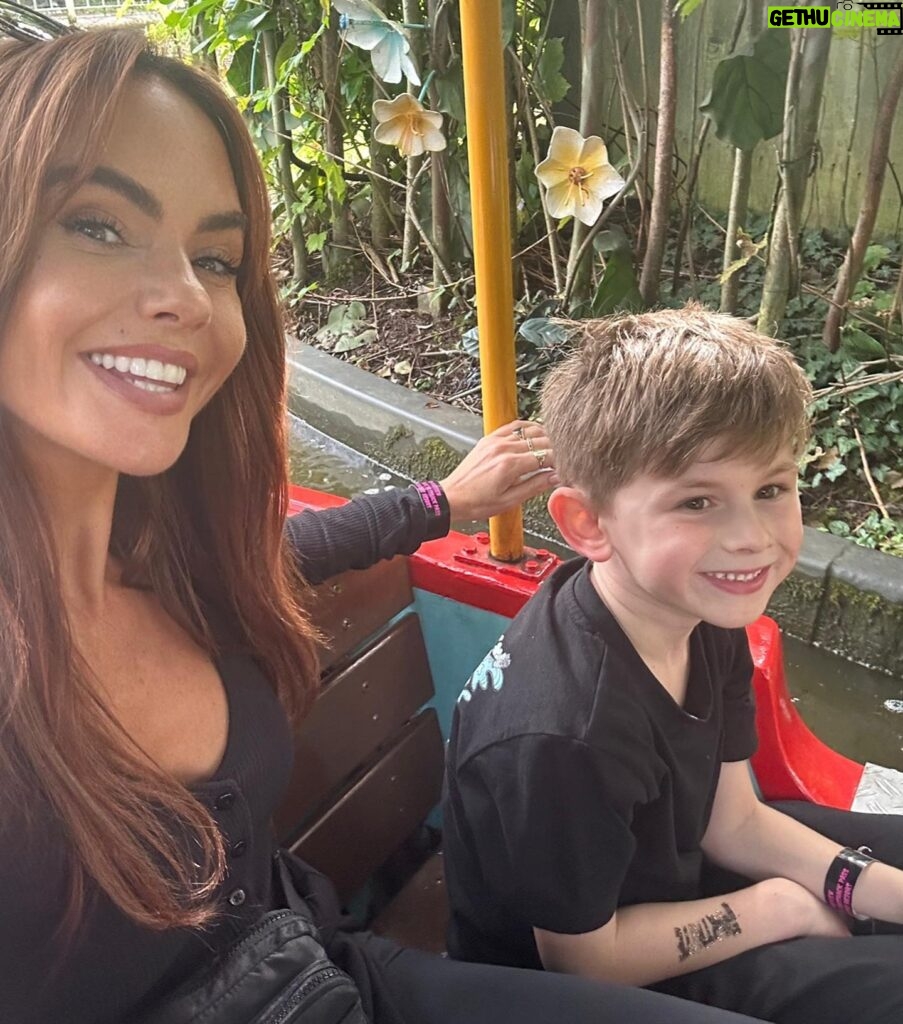 Jennifer Metcalfe Instagram - Kicking off Halloween season @altontowers with my boy 🥰 they know how to do it there 😅😅🧟‍♀️🧟‍♂️ 🎃 🍁 altontowers #scarefest #prinvite #ad @runraggeduk