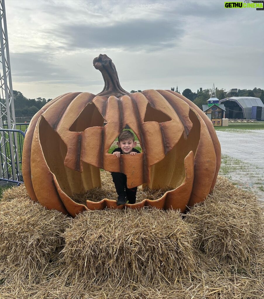 Jennifer Metcalfe Instagram - Kicking off Halloween season @altontowers with my boy 🥰 they know how to do it there 😅😅🧟‍♀️🧟‍♂️ 🎃 🍁 altontowers #scarefest #prinvite #ad @runraggeduk