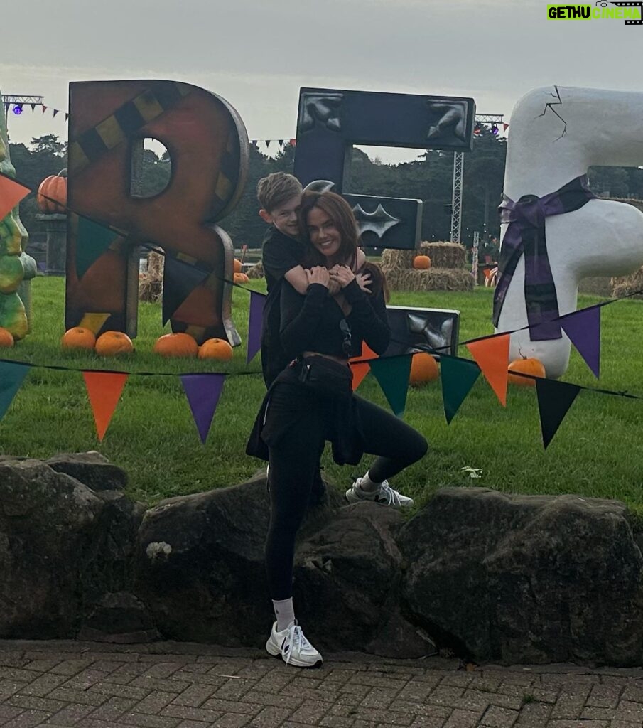 Jennifer Metcalfe Instagram - Kicking off Halloween season @altontowers with my boy 🥰 they know how to do it there 😅😅🧟‍♀️🧟‍♂️ 🎃 🍁 altontowers #scarefest #prinvite #ad @runraggeduk