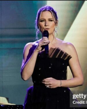 Jennifer Nettles Instagram - About last night…….
Photo dump from a beautiful night celebrating and performing at the 50th Annual #daytimeemmys. What an honor to perform with @bsherman2222 a song that we wrote and for which we are nominated! And an absolute treat to get to meet the legendary @therealsusanlucci !!! 
H&M @ashleydonovan 
Styling @hayley_atkin_ 

Tags for red carpet:
Dress @csiriano
Shoes: @larroude
Necklace: @levian_jewelry
Ring: @kallatijewelry

Performance look
Dress: @jasonwu
Shoes: @laroude
Earrings: @kallatijewelry
Ring: @anabelachan
Clutch: @carolinaherrera