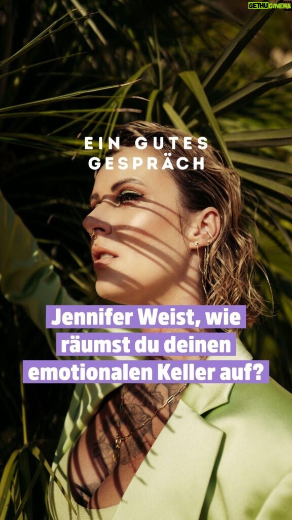 Jennifer Weist Instagram - Jennifer Weist, wie räumst du deinen emotionalen Keller auf? Birte und @yaenniverfromtheblock haben in der neuen Podcast-Folge ein gutes Gespräch über Erfahrungen der Selbstbehauptung und was es bedeutet, als Frau eine Meinung laut nach außen zu tragen, in einer von struktureller Diskriminierung durchzogenen Musikbranche und Gesellschaft allgemein. Die Sängerin zeigt uns ihren symbolischen Keller, in dem sich mit der Zeit allerlei alte Themen ansammeln und erzählt, wie man diesen ab und an mal entrümpelt. Kreativität eignet sich für so eine seelische Aufräumaktion so gut, weil die eigenen Erfahrungen und Emotionen dort stattfinden dürfen und so nach und nach verarbeitet, statt unterdrückt zu werden. Und: Ganz nebenbei verbindet dieses kreative Schaffen, in dem sich Kollaboration ergibt oder das, was die Künstlerin erschafft, andere in ihrem eigenen emotionalen Erleben berührt. Diese Folge soll euch bestärken, konsequent für eure Bedürfnisse einzustehen und Beziehungen nach euren Vorstellungen zu gestalten. Wie man Grenzüberschreitungen rückmeldet, um sich vor übergriffigem Verhalten zu schützen und sich in radikaler Akzeptanz übt, all das hört ihr in diesem empowernden, kraftvollen und mutmachenden Gespräch mit Jennifer Weist. Also nehmt euch was mit! Den Link zur Folge findet ihr in unserer Bio.