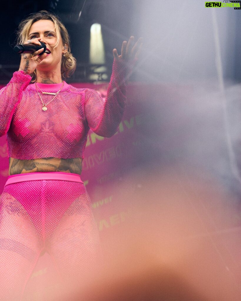 Jennifer Weist Instagram - Für alle, die bis jetzt noch nie darauf geachtet haben, wieviele weibliche Acts auf ihrem Lieblings-Festival vertreten sind, sollten heute mal in meine Story schauen 💕 📸: @lutzmichen