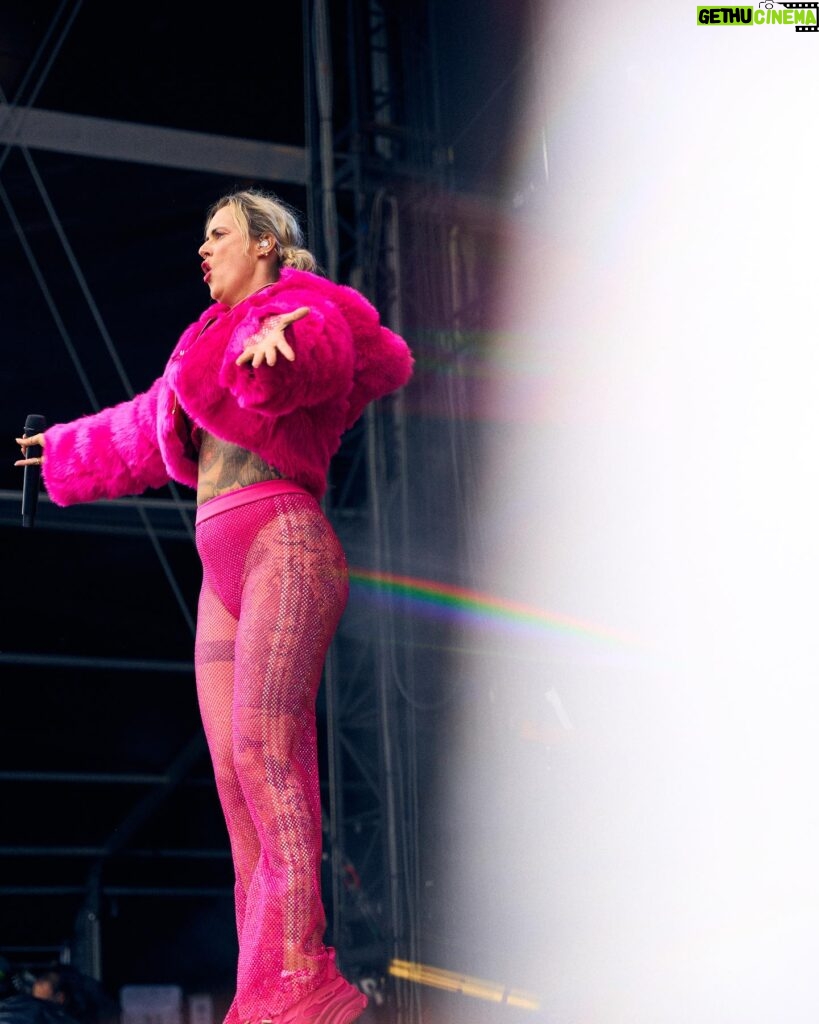 Jennifer Weist Instagram - Für alle, die bis jetzt noch nie darauf geachtet haben, wieviele weibliche Acts auf ihrem Lieblings-Festival vertreten sind, sollten heute mal in meine Story schauen 💕 📸: @lutzmichen