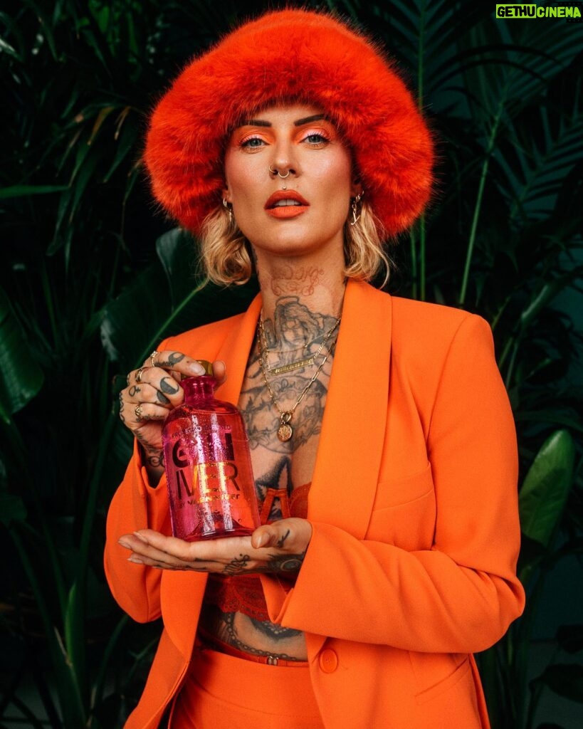 Jennifer Weist Instagram - GIN IVER by Yaenniver Mein eigener und euer neuer Lieblingsgin, jetzt exklusiv über den Link in meiner Bio bestellen oder direkt am Merchandise Stand auf meiner „Nackt auf Tour“ mitnehmen 🧡💕