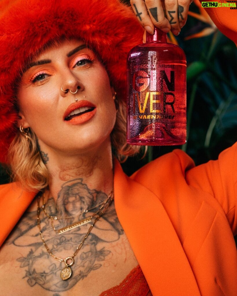 Jennifer Weist Instagram - GIN IVER by Yaenniver Mein eigener und euer neuer Lieblingsgin, jetzt exklusiv über den Link in meiner Bio bestellen oder direkt am Merchandise Stand auf meiner „Nackt auf Tour“ mitnehmen 🧡💕