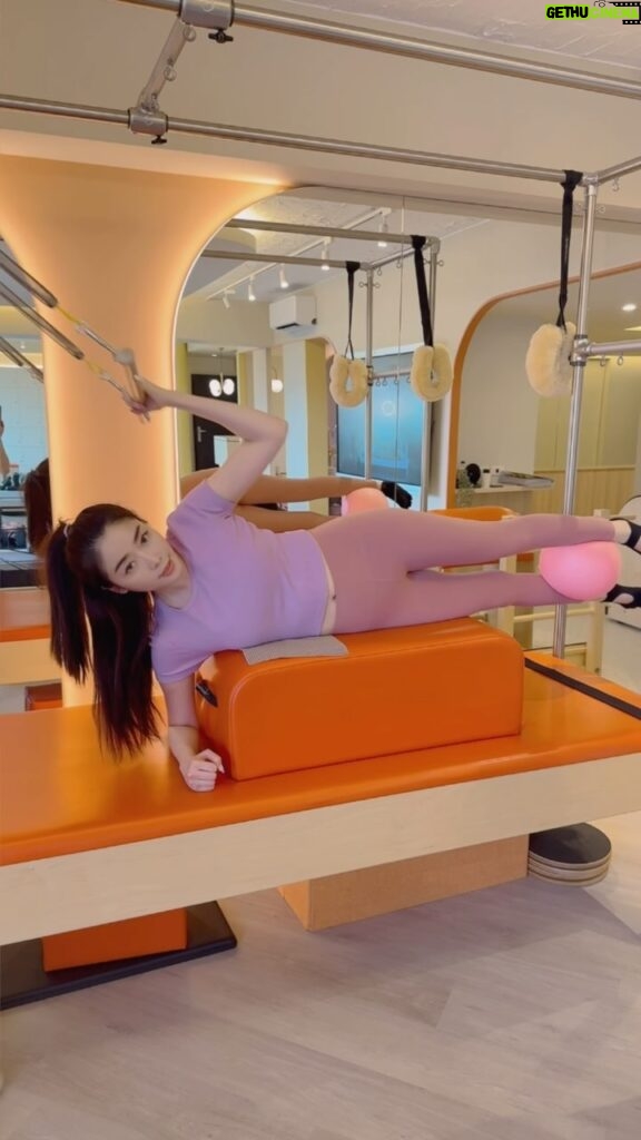 Jenny Cheng Instagram - 🩷 很喜歡來 @bpy_220 皮拉提斯器械課程 也是現在韓團 韓國明星最夯的運動了 有專業老師幫我調整姿勢、設定目標 也能知道自己身體哪部分要加強訓練 整間工作室只收女性的學員👩 可以很放鬆、毫無壓力的在這裡運動 我完全是泡芙人目前體脂肪29超高標 希望這個月能降體脂肪擁有完美的體態