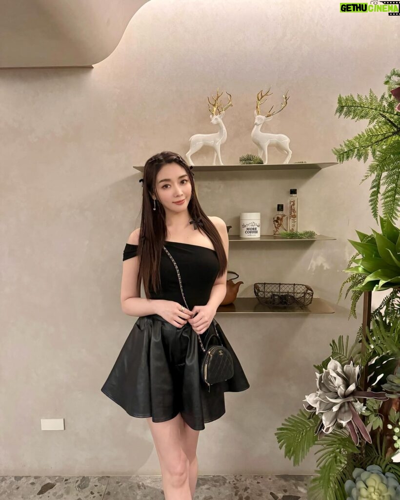 Jenny Cheng Instagram - 🥰 時間給了誰 心就給了誰 時間很寶貴我只給重要的人 喜歡這樣沒有壓力的姐妹聚會 4個女孩一起吃美食聊天輕鬆自在 這一次M&Co菜色真的很驚艷很喜歡 完全感覺到日本師傅的職人精神 每道菜好美也吃的到主廚對料理的用心 真的是儀式感十足的一家餐廳🍴 最後的咖喱飯真的是最高❤️有夠好吃 餐後跟日本料理長稍微用日文聊了一下 他說他自從來到台灣就不想回日本了哈 謝謝他住在台灣才有機會吃到美味料理 PS. 這家餐廳是member制度的 所以要訂要跟著是member的人來喔 #M&CO