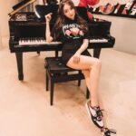 Jenny Cheng Instagram – 🖤🩷15 年前的傳奇鞋款 
Nike Air Max 1「The Grand Piano」 復刻上市
剛好是我最愛的顏色black & pink 怎麼能不收藏

@phantaci_06 @nike
#PHANTACIXNIKE #PHANTACI
#JAYCHOU #PHANTACIXNIKE #PHANTACI18