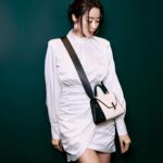 Jenny Cheng Instagram - 🤍 有時候低調的奢華更能讓人著迷 @valextra 就是這樣的quiet luxury 簡約低調質感卻更能展現屬於你的品味 真正的美與氣質是不需要過多的裝飾的 Makeup @90jollymakeup Hairstyle @waltershi_official Photographer @chihsuanlin_ #Valextra #ValextraTaiwan #Sogo敦化
