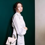Jenny Cheng Instagram - 🤍 有時候低調的奢華更能讓人著迷 @valextra 就是這樣的quiet luxury 簡約低調質感卻更能展現屬於你的品味 真正的美與氣質是不需要過多的裝飾的 Makeup @90jollymakeup Hairstyle @waltershi_official Photographer @chihsuanlin_ #Valextra #ValextraTaiwan #Sogo敦化