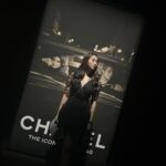 Jenny Cheng Instagram - @chanelofficial A Journey Into The Allure 這次香奈兒展像走進了他們歷代的歷史 嘉柏麗香奈兒穿著過的私服在內近80套服裝 Chanel 是如何透過服裝傳承品牌核心精神 從Garielle Chanel、Karl Lagerfeld、Virginie Viard 透過不同的設計師又與時代的變化而不斷演變 每一件衣服都好美可以看到他們的精細時尚工藝 走進香奈兒展時間彷彿暫停了被美麗的衣服怔懾住 Fashion goes out of style but style never goes