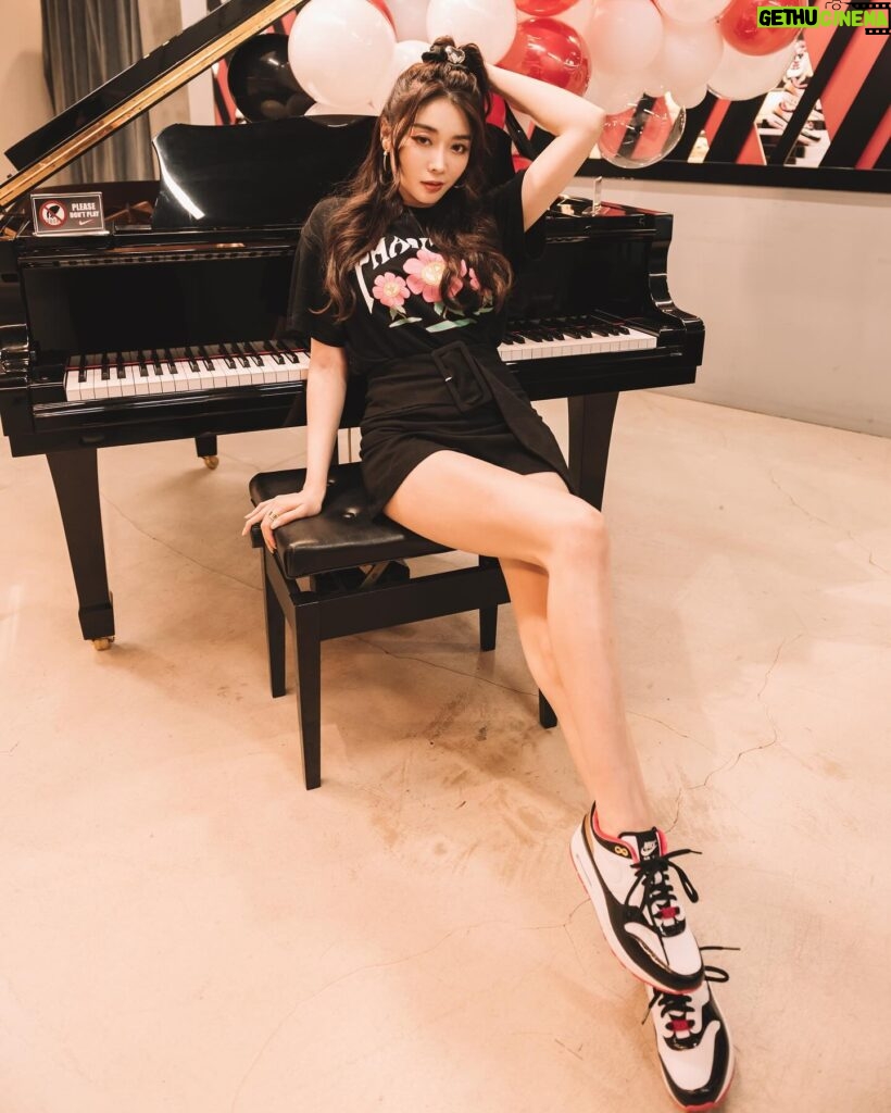 Jenny Cheng Instagram - 🖤🩷15 年前的傳奇鞋款 Nike Air Max 1「The Grand Piano」 復刻上市 剛好是我最愛的顏色black & pink 怎麼能不收藏 @phantaci_06 @nike #PHANTACIXNIKE #PHANTACI #JAYCHOU #PHANTACIXNIKE #PHANTACI18