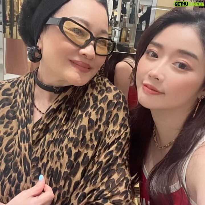 Jenny Cheng Instagram - Hi June🌹🌹 紀錄一下5月的小碎片🧩美好回憶 恭喜 @jellyc820 晨熙女兒滿月了🥰 跟比莉姐的開心日常吃飯逛街的約會 @yinyin618 一起看了金在中演唱會🎶 @daphnelaven 金牛寶寶生日快樂🎂 @lalababy625 恭喜拉拉出新書了🩷 @austinoreochen 大帥哥生日快樂🎂 一起吃辣而不膩的酸菜魚慶生 @bakatenshi518 居酒屋聚餐 以為秒到日本每一道都好好吃 恭喜Mai的活動辦的很順利～ 期待6月的我過的更充實更豐富