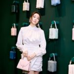 Jenny Cheng Instagram - 🤍 有時候低調的奢華更能讓人著迷 @valextra 就是這樣的quiet luxury 簡約低調質感卻更能展現屬於你的品味 真正的美與氣質是不需要過多的裝飾的 Makeup @90jollymakeup Hairstyle @waltershi_official Photographer @chihsuanlin_ #Valextra #ValextraTaiwan #Sogo敦化