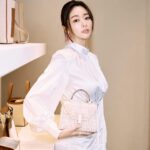 Jenny Cheng Instagram - 🤍 有時候低調的奢華更能讓人著迷 @valextra 就是這樣的quiet luxury 簡約低調質感卻更能展現屬於你的品味 真正的美與氣質是不需要過多的裝飾的 Makeup @90jollymakeup Hairstyle @waltershi_official Photographer @chihsuanlin_ #Valextra #ValextraTaiwan #Sogo敦化