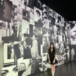 Jenny Cheng Instagram - @chanelofficial A Journey Into The Allure 這次香奈兒展像走進了他們歷代的歷史 嘉柏麗香奈兒穿著過的私服在內近80套服裝 Chanel 是如何透過服裝傳承品牌核心精神 從Garielle Chanel、Karl Lagerfeld、Virginie Viard 透過不同的設計師又與時代的變化而不斷演變 每一件衣服都好美可以看到他們的精細時尚工藝 走進香奈兒展時間彷彿暫停了被美麗的衣服怔懾住 Fashion goes out of style but style never goes