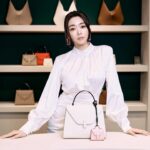 Jenny Cheng Instagram - 🤍 有時候低調的奢華更能讓人著迷 @valextra 就是這樣的quiet luxury 簡約低調質感卻更能展現屬於你的品味 真正的美與氣質是不需要過多的裝飾的 Makeup @90jollymakeup Hairstyle @waltershi_official Photographer @chihsuanlin_ #Valextra #ValextraTaiwan #Sogo敦化