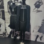 Jenny Cheng Instagram - @chanelofficial A Journey Into The Allure 這次香奈兒展像走進了他們歷代的歷史 嘉柏麗香奈兒穿著過的私服在內近80套服裝 Chanel 是如何透過服裝傳承品牌核心精神 從Garielle Chanel、Karl Lagerfeld、Virginie Viard 透過不同的設計師又與時代的變化而不斷演變 每一件衣服都好美可以看到他們的精細時尚工藝 走進香奈兒展時間彷彿暫停了被美麗的衣服怔懾住 Fashion goes out of style but style never goes