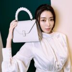 Jenny Cheng Instagram - 🤍 有時候低調的奢華更能讓人著迷 @valextra 就是這樣的quiet luxury 簡約低調質感卻更能展現屬於你的品味 真正的美與氣質是不需要過多的裝飾的 Makeup @90jollymakeup Hairstyle @waltershi_official Photographer @chihsuanlin_ #Valextra #ValextraTaiwan #Sogo敦化