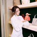 Jenny Cheng Instagram - 🤍 有時候低調的奢華更能讓人著迷 @valextra 就是這樣的quiet luxury 簡約低調質感卻更能展現屬於你的品味 真正的美與氣質是不需要過多的裝飾的 Makeup @90jollymakeup Hairstyle @waltershi_official Photographer @chihsuanlin_ #Valextra #ValextraTaiwan #Sogo敦化