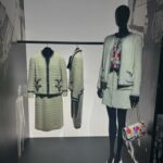 Jenny Cheng Instagram - @chanelofficial A Journey Into The Allure 這次香奈兒展像走進了他們歷代的歷史 嘉柏麗香奈兒穿著過的私服在內近80套服裝 Chanel 是如何透過服裝傳承品牌核心精神 從Garielle Chanel、Karl Lagerfeld、Virginie Viard 透過不同的設計師又與時代的變化而不斷演變 每一件衣服都好美可以看到他們的精細時尚工藝 走進香奈兒展時間彷彿暫停了被美麗的衣服怔懾住 Fashion goes out of style but style never goes
