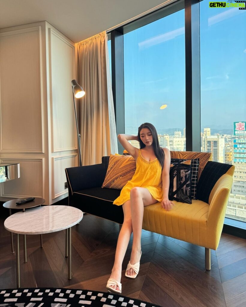 Jenny Cheng Instagram - 💛 第一次入住 @lemeridientaichung 很喜歡這個超大客廳🛋️圓沙發 房間還有一個沙發區跟國外飯店一樣 真的喜歡房間的每個細節～好有品味 早餐選擇也很豐富～直接愛上了 一個人來台中輕旅行很舒服自在