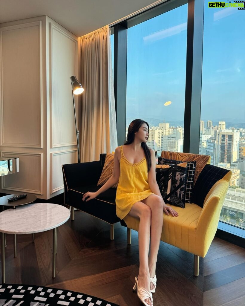 Jenny Cheng Instagram - 💛 第一次入住 @lemeridientaichung 很喜歡這個超大客廳🛋️圓沙發 房間還有一個沙發區跟國外飯店一樣 真的喜歡房間的每個細節～好有品味 早餐選擇也很豐富～直接愛上了 一個人來台中輕旅行很舒服自在