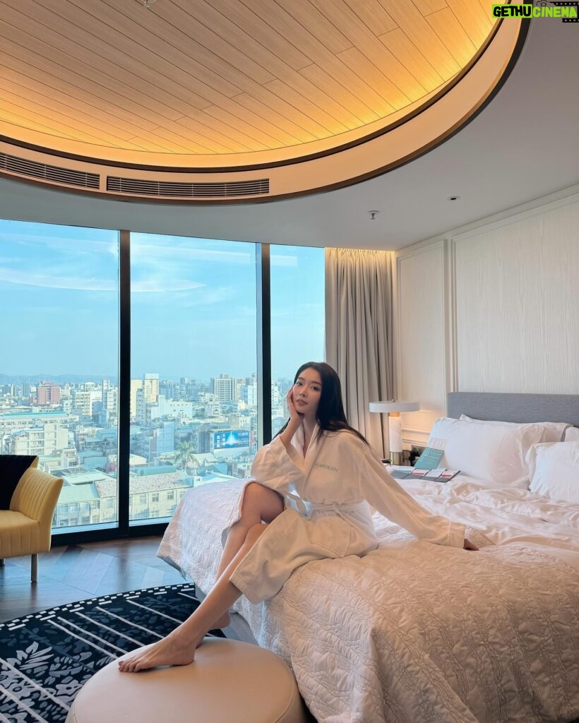 Jenny Cheng Instagram - 💛 第一次入住 @lemeridientaichung 很喜歡這個超大客廳🛋️圓沙發 房間還有一個沙發區跟國外飯店一樣 真的喜歡房間的每個細節～好有品味 早餐選擇也很豐富～直接愛上了 一個人來台中輕旅行很舒服自在