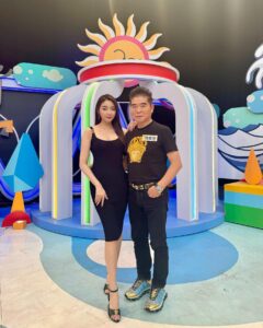 Jenny Cheng Instagram - 😎 昨天難得跟爸爸一起上節目～ 爸爸特別從澳洲改機票提前回來 還和爸爸一起穿父女裝出席錄影 爸爸感冒還沒好還是陪著我很感動 我之前感冒咳到喉嚨傷到喉嚨微沙啞 看到爸爸就知道我的氣場是遺傳到誰了吧 大部分男生看到我是真的都不敢靠近我😅 我的外表可能就不是台灣男生喜歡的類型 雖然我外表比較高冷型但內在是溫暖的 只有很熟識的人才能看到我可愛的一面 我的高冷只是一個保護自己的面具😌 爸爸常常說要遇到彼此喜歡的很不容易 要好好把握～要好好珍惜相遇的緣分 不要只在乎自己的工作～忽略了感情 我都會說我相信緣份是我的跑不掉的 志玲姐姐42歲結婚～我們要正能量 不要為了結婚而結婚～要嫁給對的人 那個怎樣都不會離開我緊握我手的人 那個眼裡心裡只有我只愛我的那個人 也謝謝爸爸總是這麼關心我疼愛我❤️ 很期待節目播出雖然這次狀態不佳😂 #錄影 #同學來了
