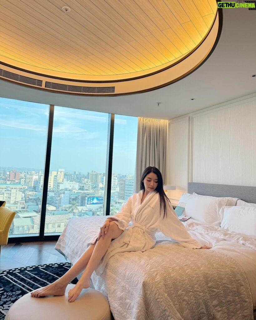 Jenny Cheng Instagram - 💛 第一次入住 @lemeridientaichung 很喜歡這個超大客廳🛋️圓沙發 房間還有一個沙發區跟國外飯店一樣 真的喜歡房間的每個細節～好有品味 早餐選擇也很豐富～直接愛上了 一個人來台中輕旅行很舒服自在