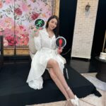Jenny Cheng Instagram - 🤍 天秤真的太容易戀愛腦了 一旦談戀愛真的就是All in 只能說不經一事 不長一智 謝謝曾遇到荒誕的人讓我快速成長 過往人事物已經不重要繼續往前行 現在的我～以後的我也只走我的花路 #tvshow #錄影 #單身行不行