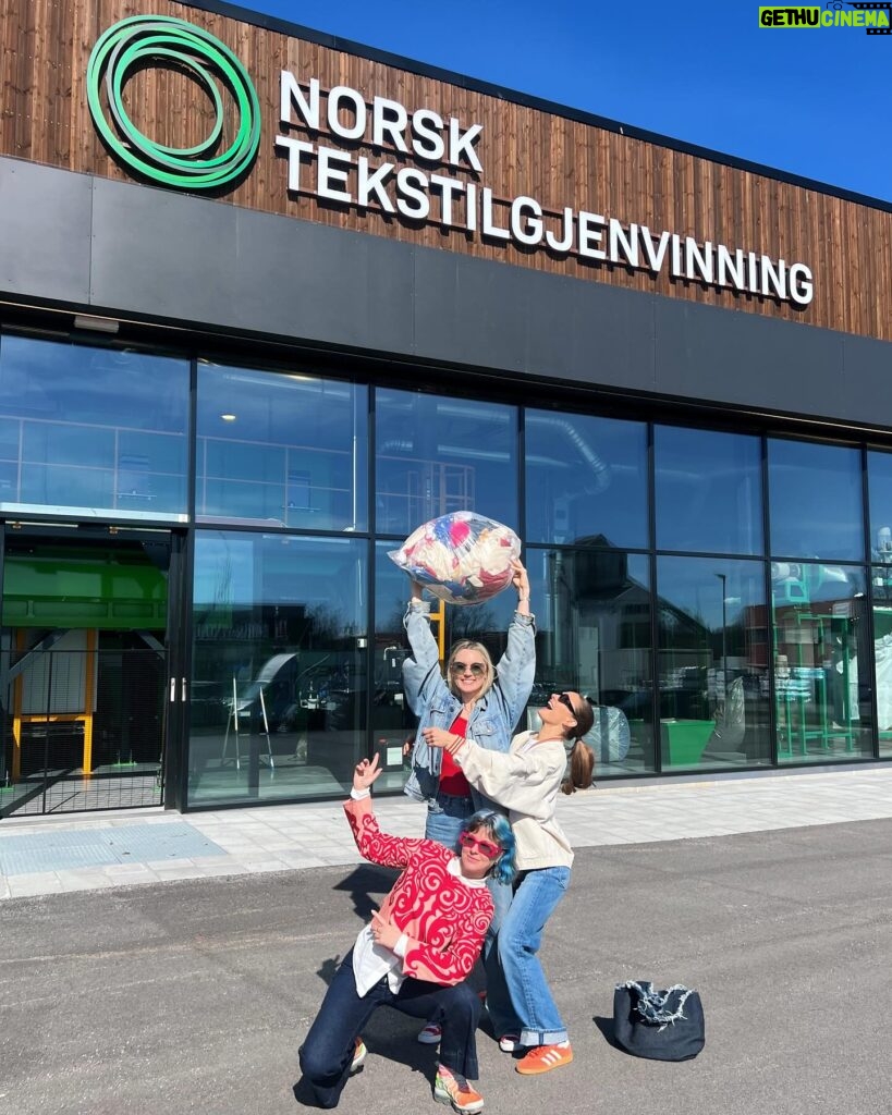 Jenny Skavlan Instagram - Vi jobber med en serie om resirkulering, fiber og plast i klær. I dag har vi besøkt @norsktekstilgjenvinning i Sandefjord som gjør gamle klær om til nytt fiber! ♻️💚 Vi har lært masse og gleder oss til å lære det videre til dere💯 Serien kommer snart på en mobil nær deg🎥