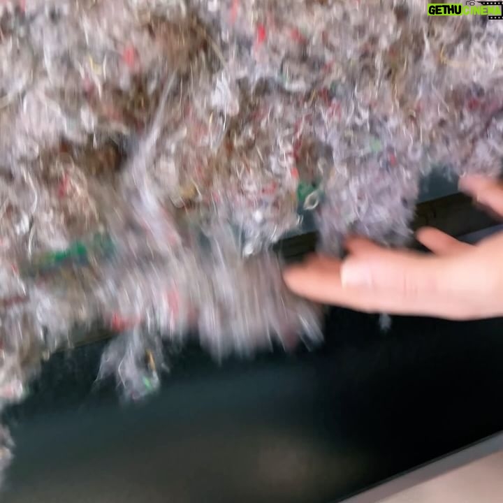 Jenny Skavlan Instagram - Vi jobber med en serie om resirkulering, fiber og plast i klær. I dag har vi besøkt @norsktekstilgjenvinning i Sandefjord som gjør gamle klær om til nytt fiber! ♻️💚 Vi har lært masse og gleder oss til å lære det videre til dere💯 Serien kommer snart på en mobil nær deg🎥