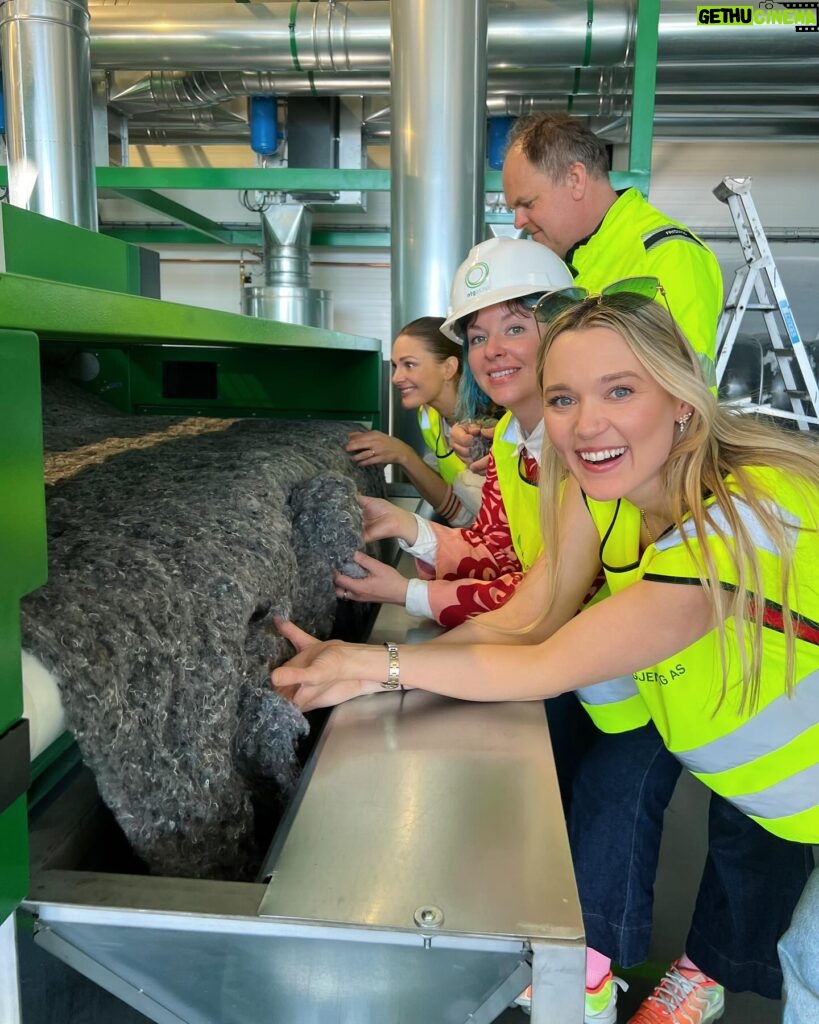 Jenny Skavlan Instagram - Vi jobber med en serie om resirkulering, fiber og plast i klær. I dag har vi besøkt @norsktekstilgjenvinning i Sandefjord som gjør gamle klær om til nytt fiber! ♻️💚 Vi har lært masse og gleder oss til å lære det videre til dere💯 Serien kommer snart på en mobil nær deg🎥