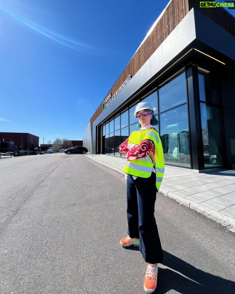 Jenny Skavlan Instagram - Vi jobber med en serie om resirkulering, fiber og plast i klær. I dag har vi besøkt @norsktekstilgjenvinning i Sandefjord som gjør gamle klær om til nytt fiber! ♻️💚 Vi har lært masse og gleder oss til å lære det videre til dere💯 Serien kommer snart på en mobil nær deg🎥